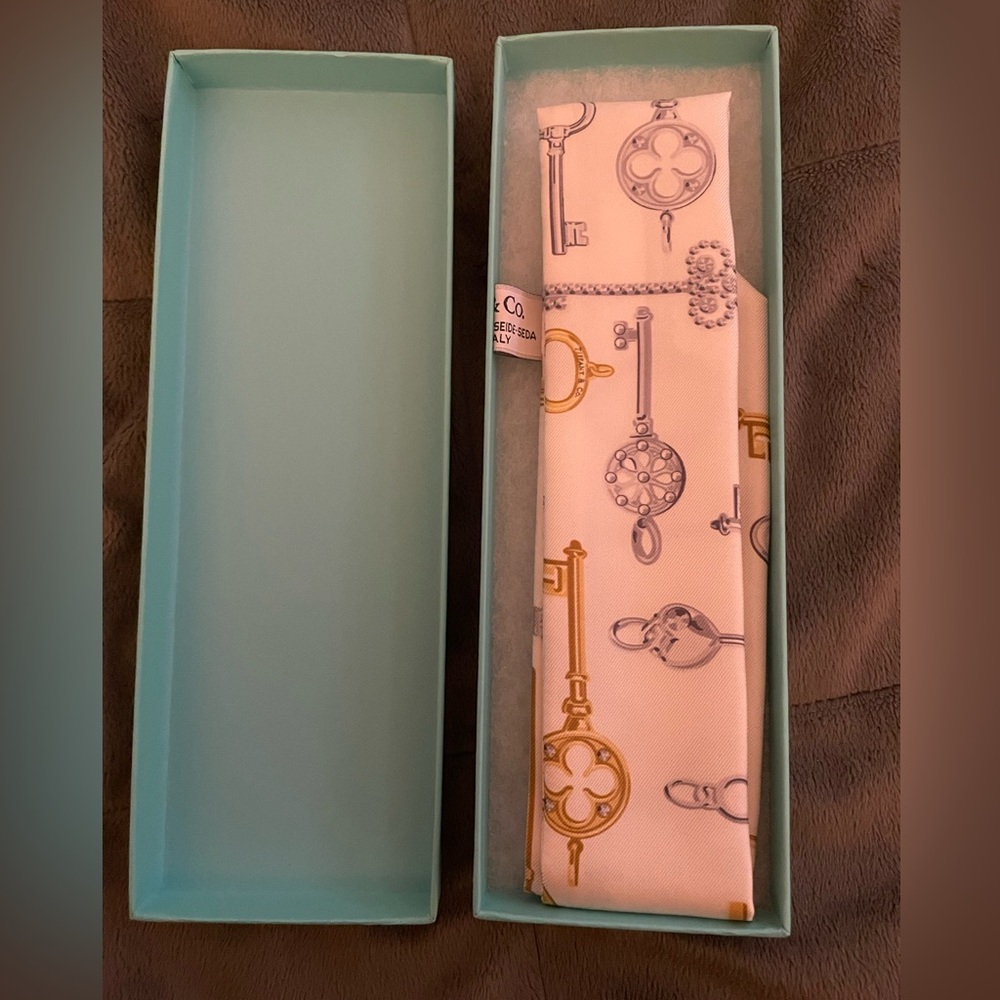 NWT. Tiffany&Co Silk White Scarf Tie/ Twilly Silver Gold Keys Charms - Picture 8 of 8